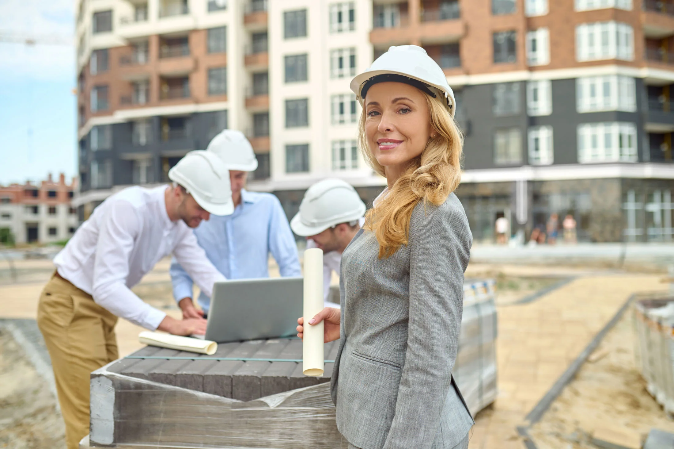 woman-with-drawing-men-with-laptop-outdoors
