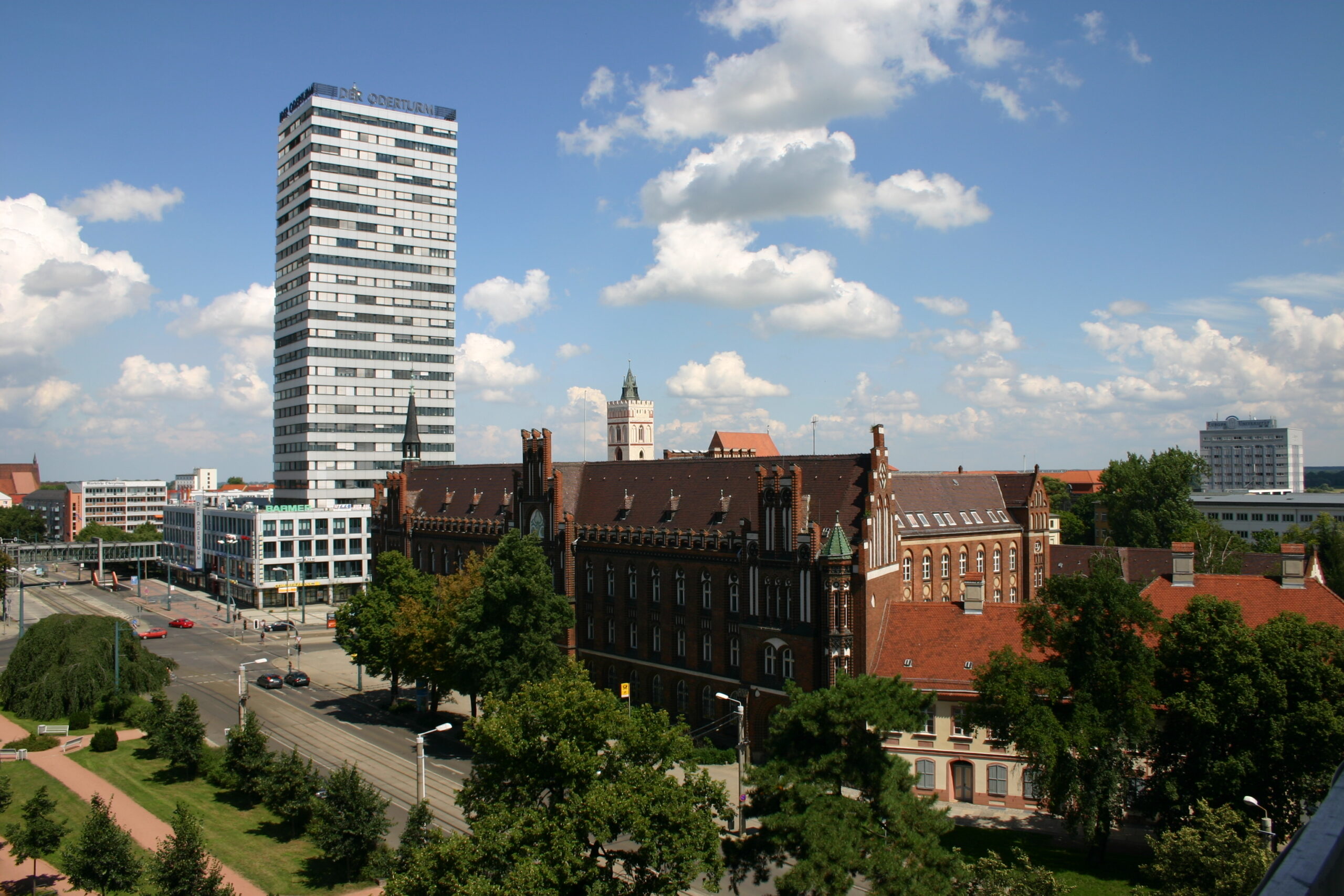 Blick auf das Rathaus und den Oderturm in Frankfurt (Oder)